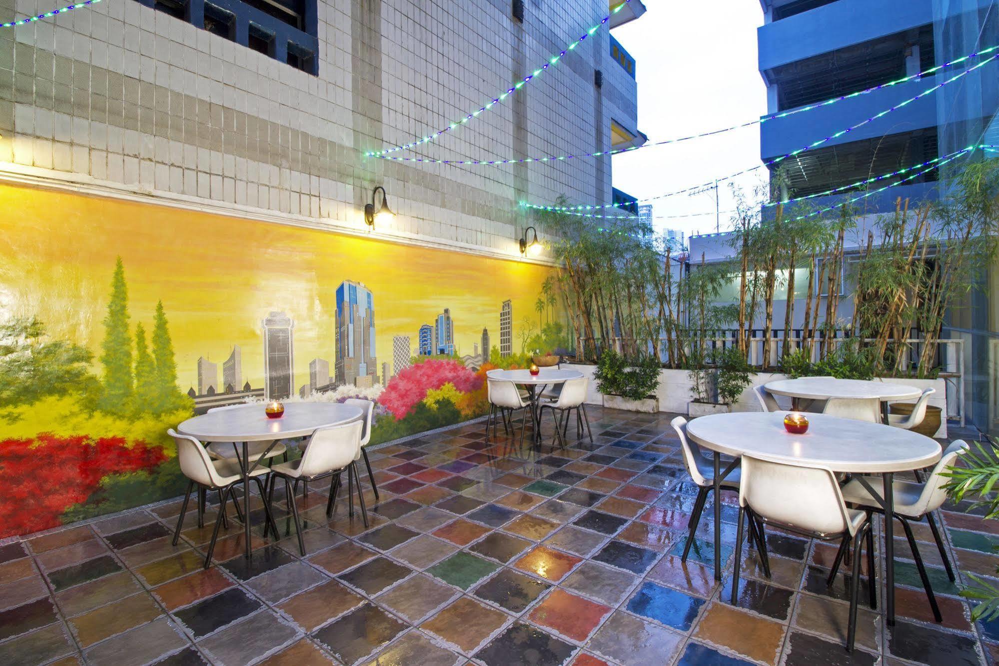 Reddoorz Premium @ Thamrin Kebon Sirih Hotel Jakarta Exterior photo