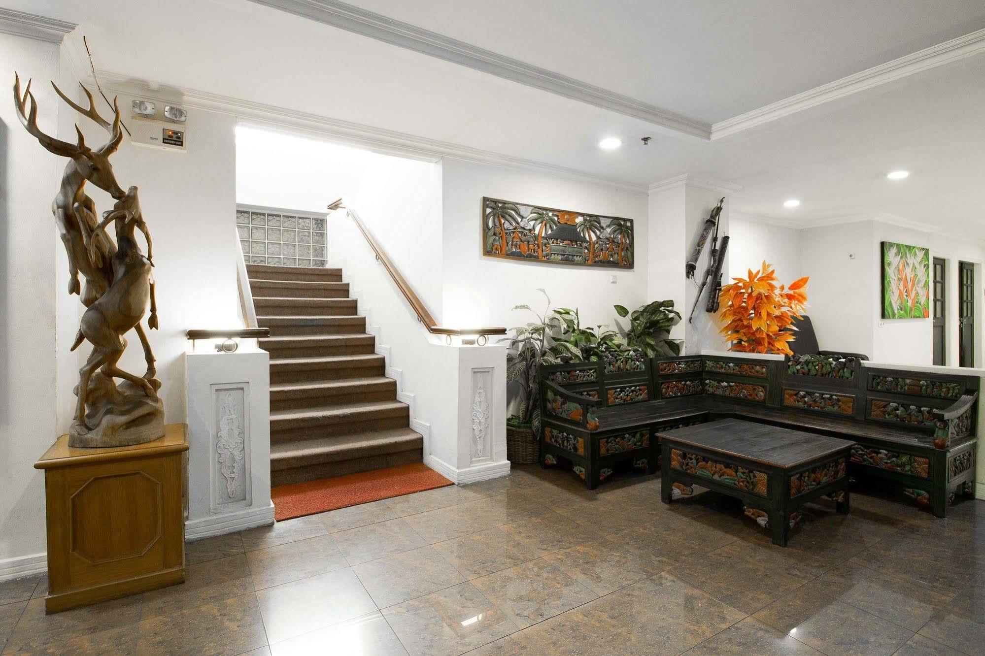 Reddoorz Premium @ Thamrin Kebon Sirih Hotel Jakarta Exterior photo