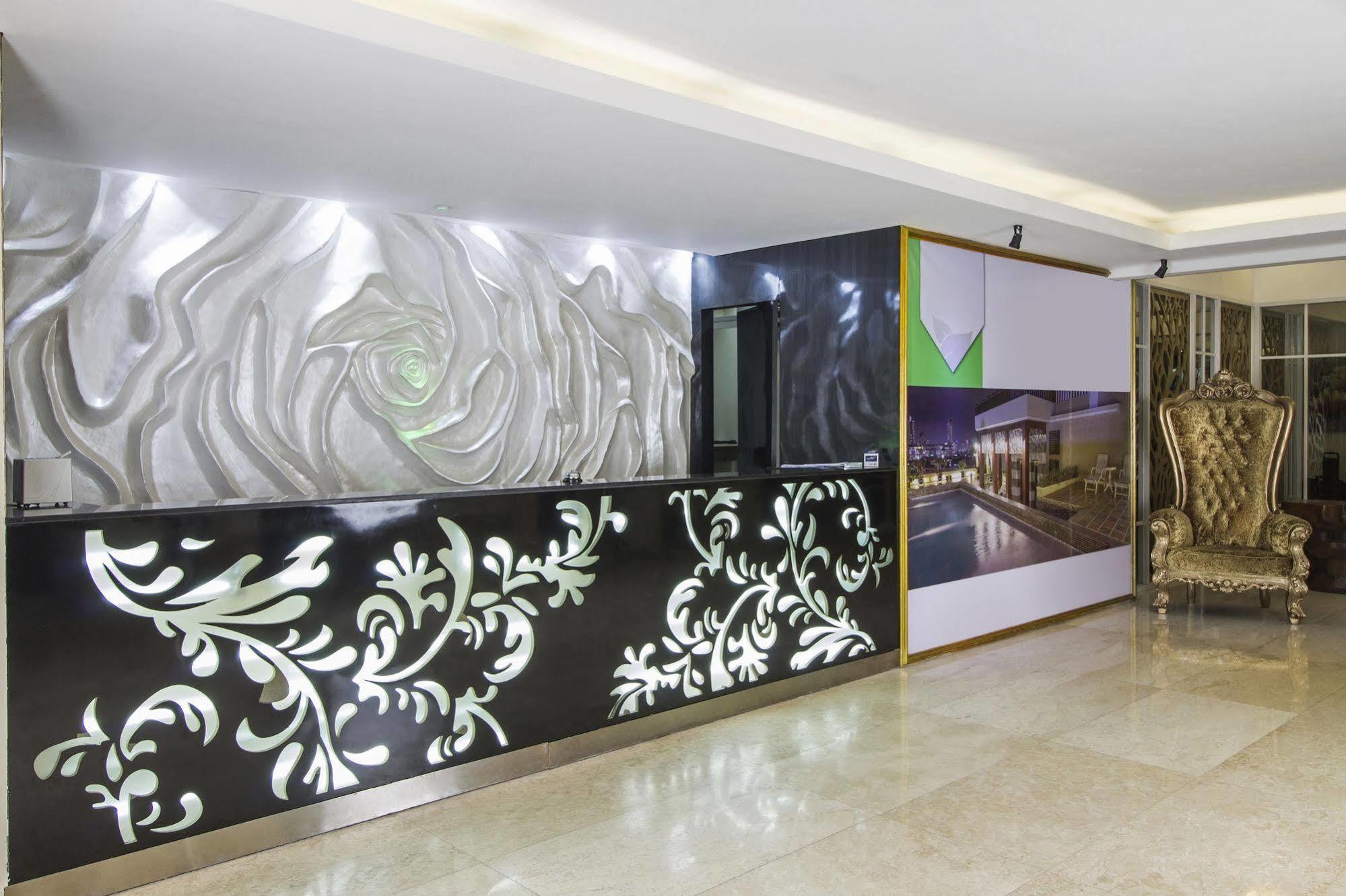 Reddoorz Premium @ Thamrin Kebon Sirih Hotel Jakarta Exterior photo