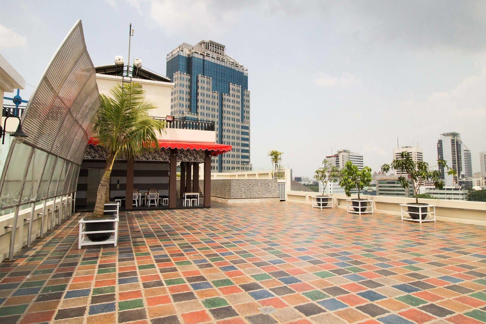 Reddoorz Premium @ Thamrin Kebon Sirih Hotel Jakarta Exterior photo