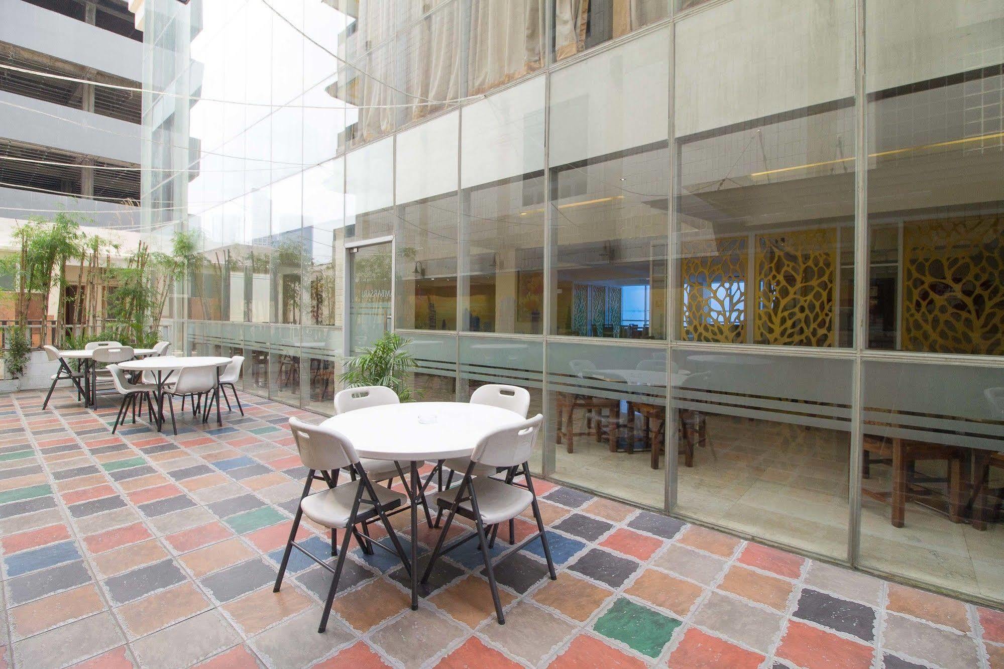 Reddoorz Premium @ Thamrin Kebon Sirih Hotel Jakarta Exterior photo